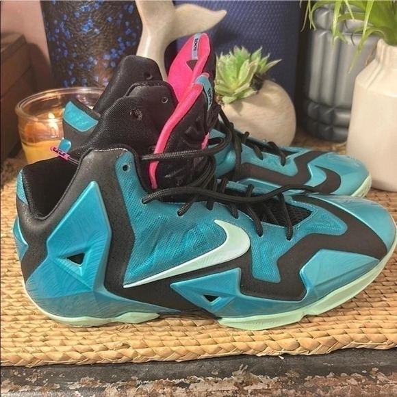 Nike LeBron 11 Gamma Blue Black Pink 621712-400 Youth Size 7Y Basketball Shoes - Picture 4 of 9